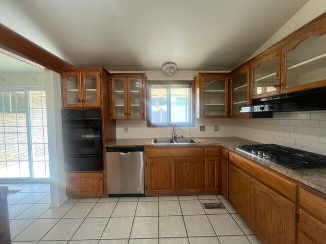 Building Photo - Light, bright, & Move- In ready with ultimate flexibility!