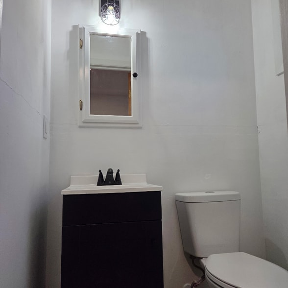 Building Photo - 8011 Kenmore Dr