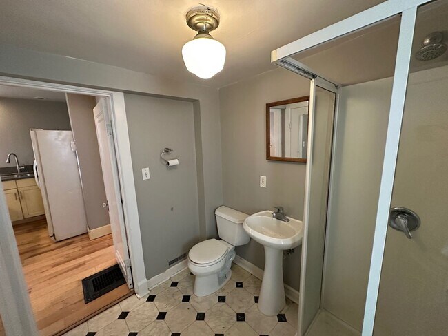 Building Photo - 824 E Wright St