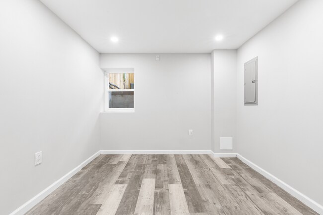 Building Photo - 5706 Chestnut St