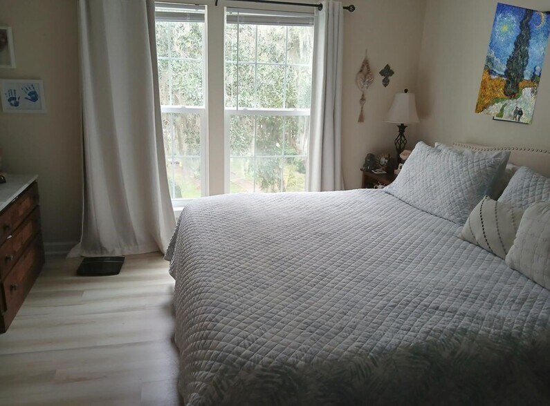 Master bedroom overlooking the lagoon - 100 Kensington Blvd