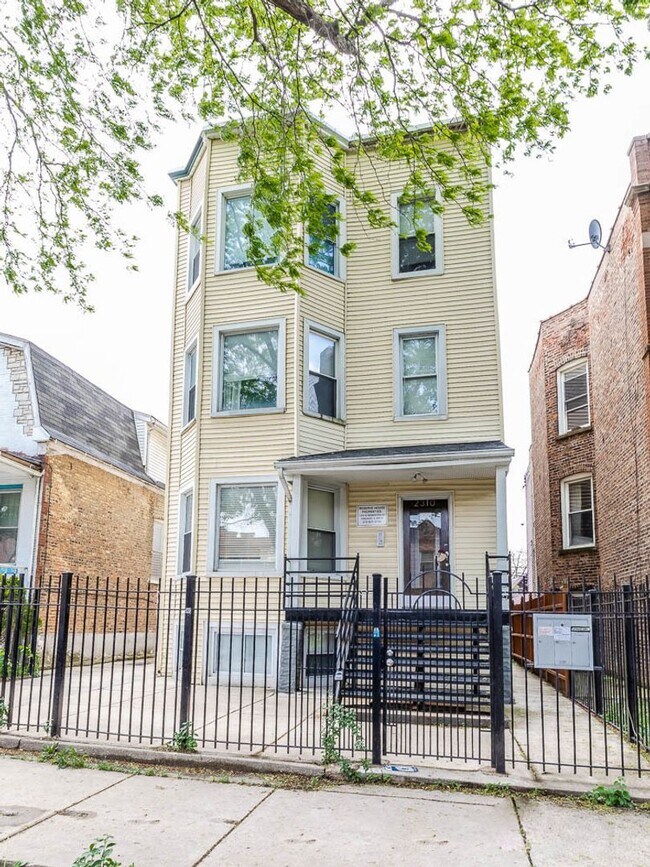 Primary Photo - 2310 N Kenneth Ave