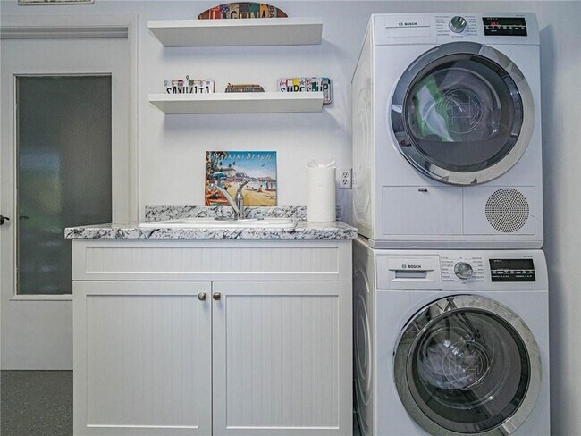 Building Photo - 912 Jasmine Ln