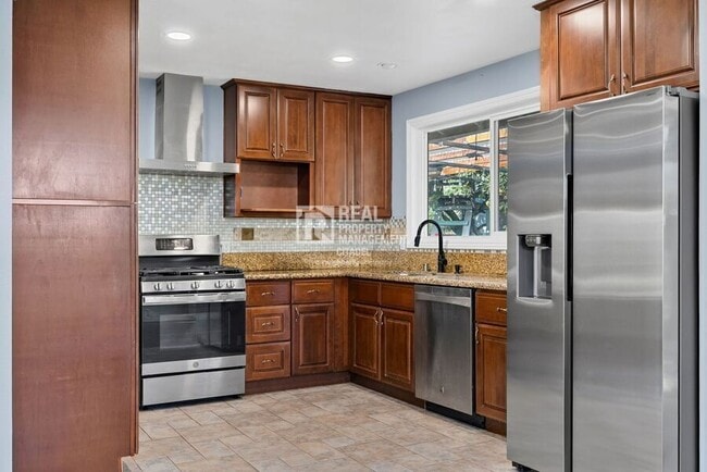 Building Photo - 1425 W Woodcrest Ave