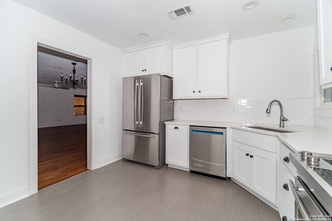 Building Photo - 351 Redwood St