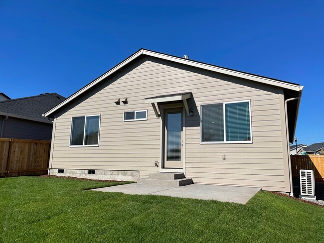 Building Photo - 3 Bed 2 Bath Home! Located near the Ridgef...