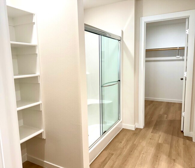 Building Photo - 5382 Selah St