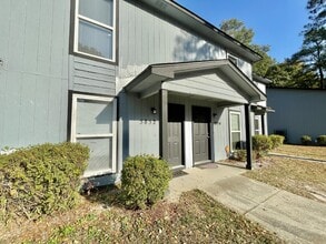 Building Photo - 2 bedroom, 1.5 bathroom townhome in Creeks Edge. Accepts Section 8.
