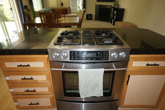 Building Photo - Beautiful Beaverton Townhouse