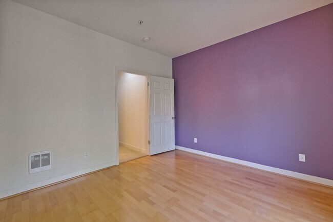Building Photo - Downtown Mountain View l Stylish Home