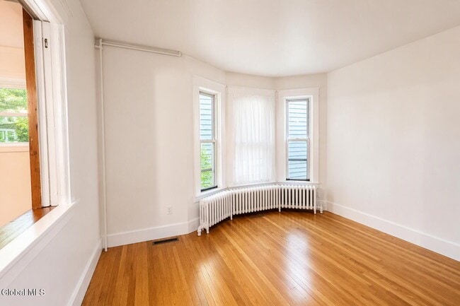 Building Photo - 127 N Pine Ave