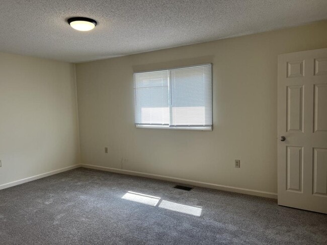 Building Photo - 141-B Rolling Oaks St