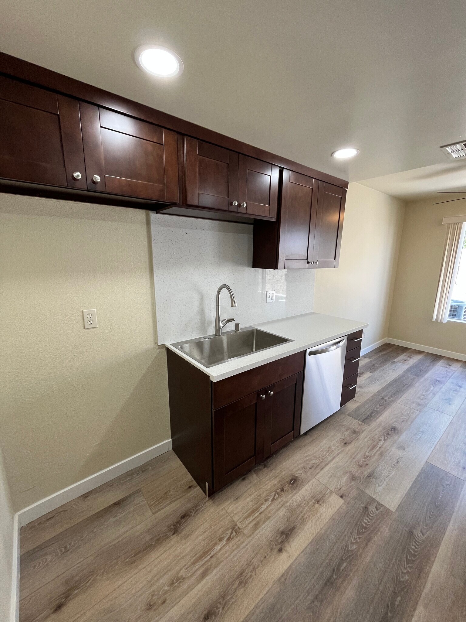 Building Photo - 550 W Lambert Rd