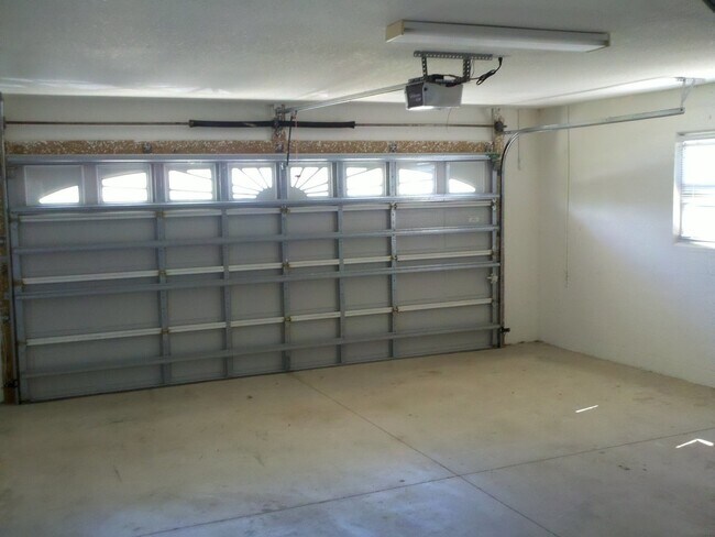 Building Photo - Available now! 3BR/2BA Single Family Home