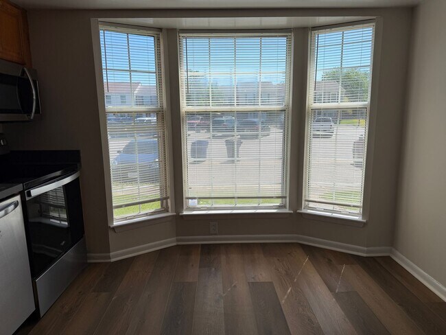 Building Photo - WINDSOR OAKS WEST - Three Bedroom Townhome