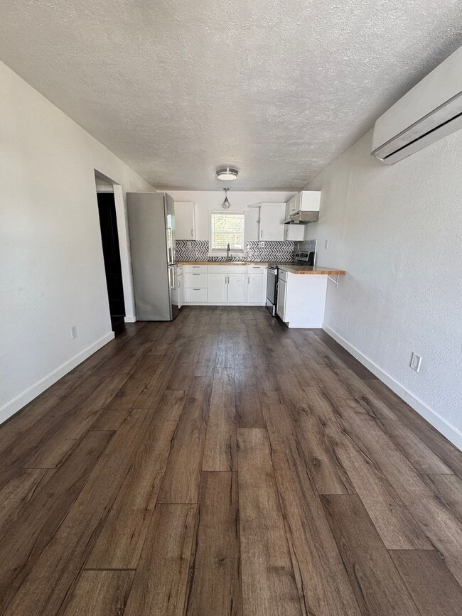 Building Photo - CUTE 2 BED 1 BATH HOUSE