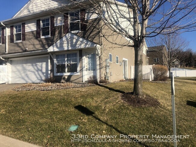 Building Photo - Woodbury 3 Bedroom End Unit Townhome!