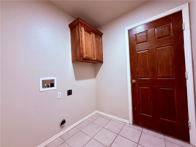 Building Photo - 3104 SW Deerfield Blvd