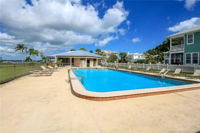 Building Photo - 150 SE Four Winds Dr