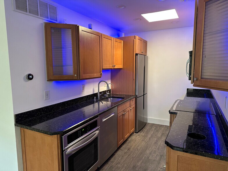 Building Photo - 1008 NE 11th St