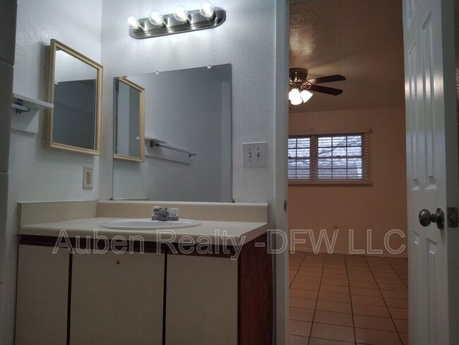 Building Photo - 545 Canary Ln