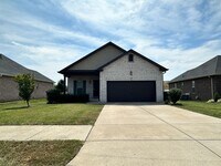 Building Photo - Stunning 3 Bedroom 2 Bath House