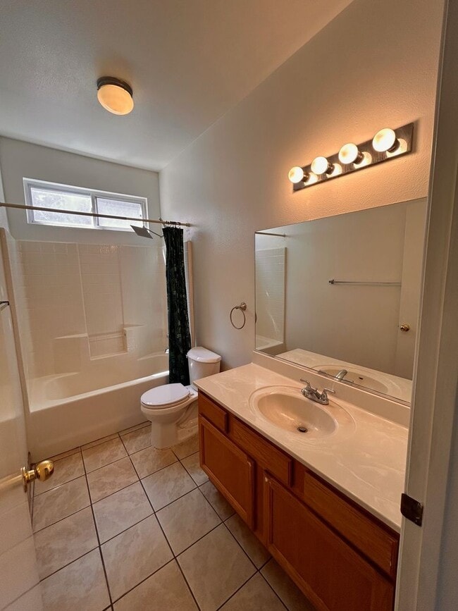 Building Photo - Beautiful home for rent in Visalia!