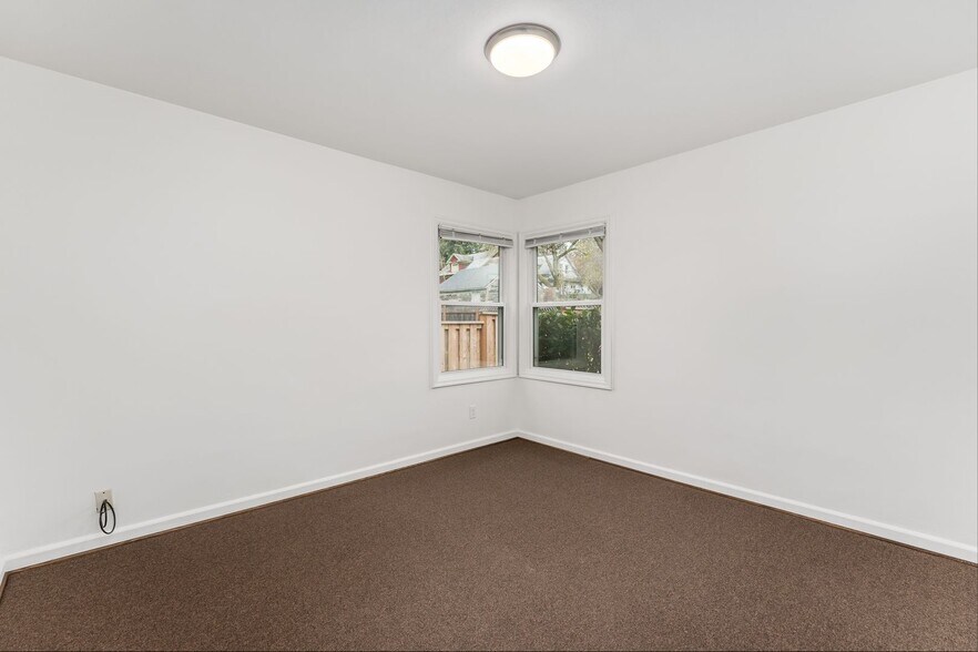 Building Photo - 1439-1439 NE Mason St