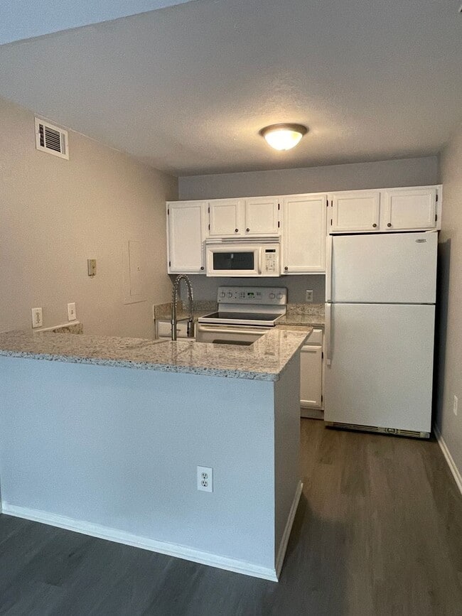 Building Photo - Prime Location! Water included! 2-bed 1-bath Condo!