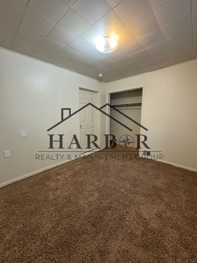Building Photo - 1/2 Off first full month of rent!