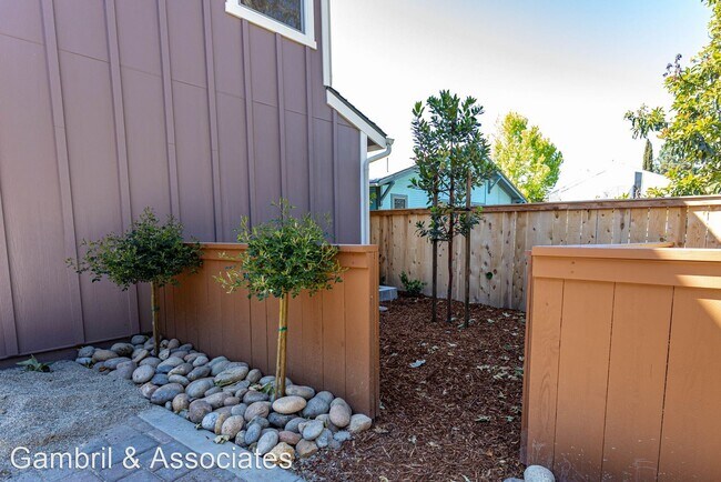 Building Photo - 2 br, 1.5 bath House - 1160 Leff Street