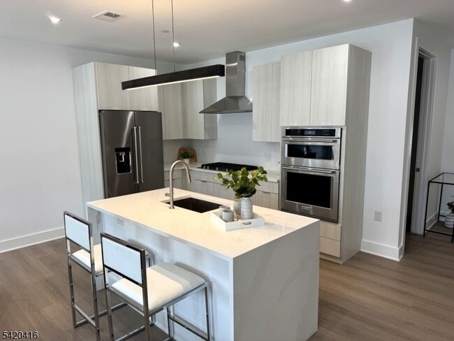 Building Photo - 423 South Ave W