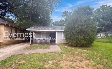 Building Photo - 3 Bed/1 Bath Home with Off-Street Parking / Vouchers Accepted / Available Now!