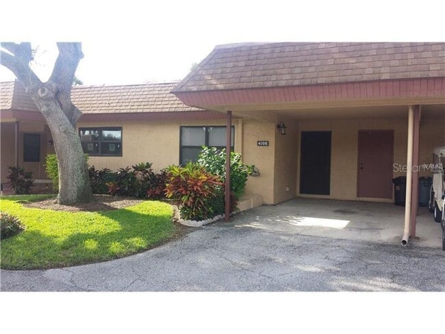 Building Photo - Adorable 1/1 condo with dock and amenity community