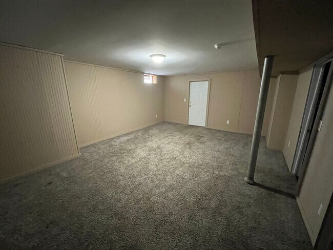 Building Photo - 921 Millikin St