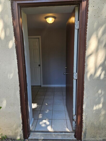 Walk-in Entrance - 7508 Tarpley Dr