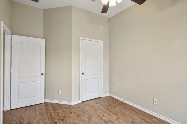 Building Photo - 3026 Sunset Park Dr