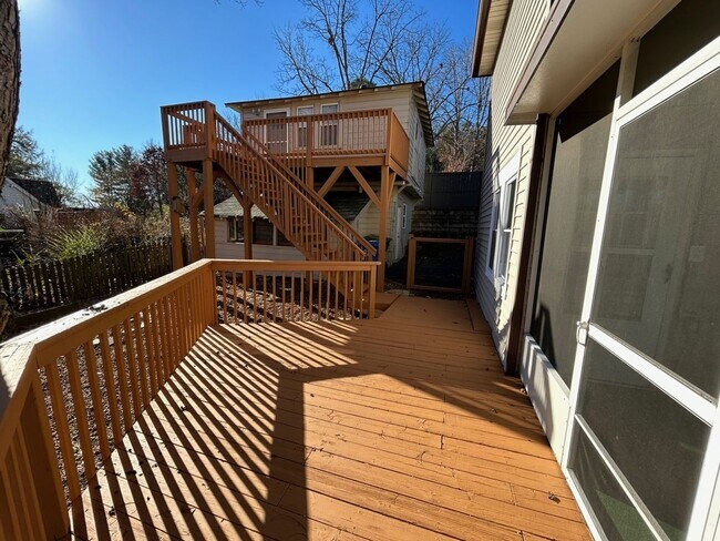 Building Photo - 40 Larchmont Rd