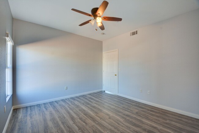 Building Photo - Beautiful / Spacious / Two Bedroom Condo /...