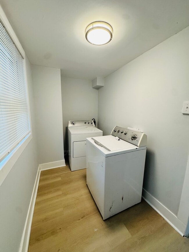 Building Photo - Remodeled 4bd/1.5 bath House with Rear yar...