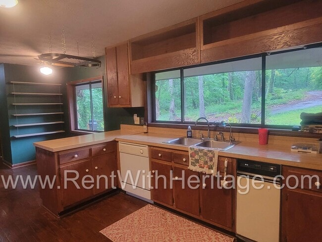 Building Photo - Charming Cabin Style Home on 1.3 Acres / F...