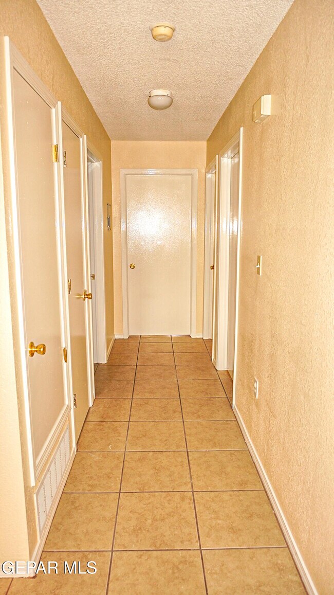 Building Photo - 3559 Oasis Dr