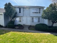 Building Photo - 2 BEDROOM TOWNHOME NEAR NORTH MEDFORD HIGH...