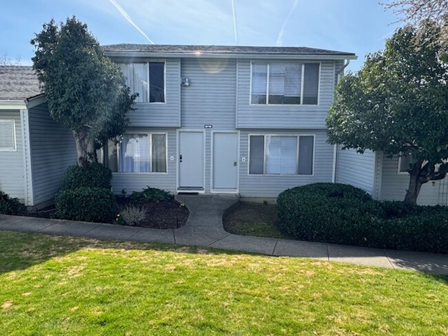 Primary Photo - 2 BEDROOM TOWNHOME NEAR NORTH MEDFORD HIGH...