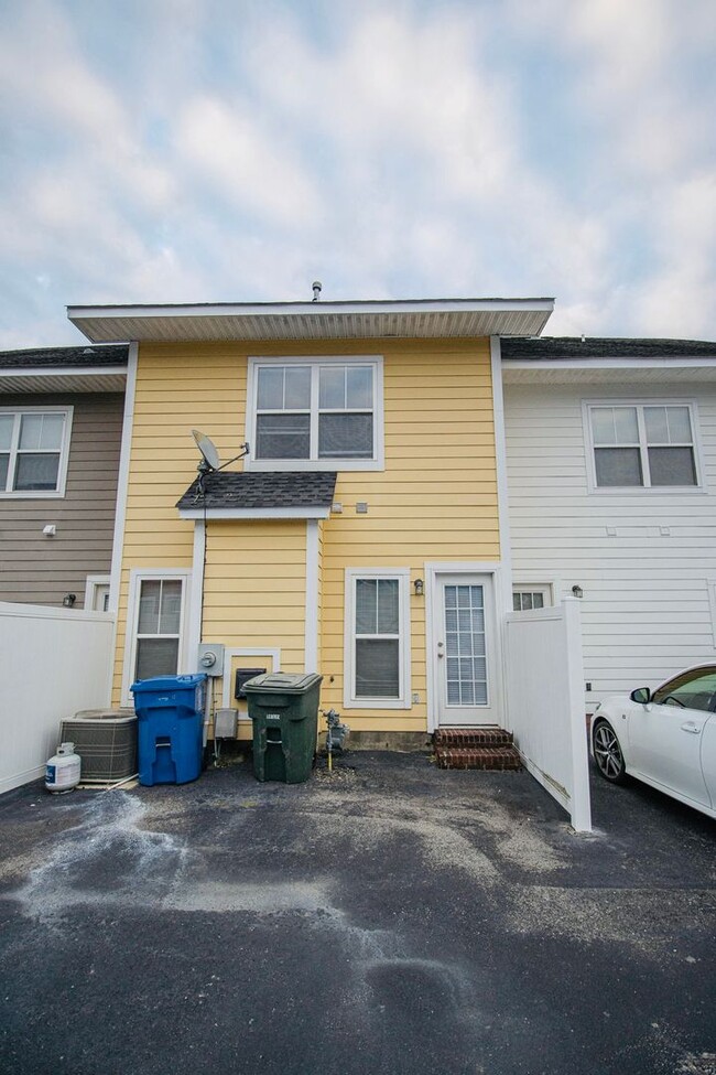 Building Photo - 2 Bedroom, 2.5 Bath Available in Hampton F...