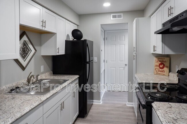 Building Photo - 2380 Hamilton Ave