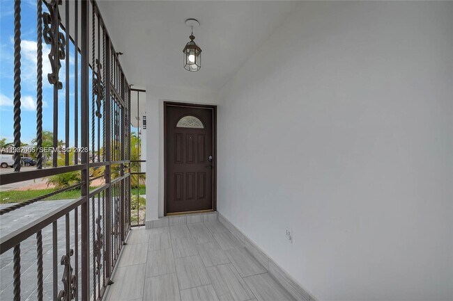 Building Photo - 895 W 39th Pl