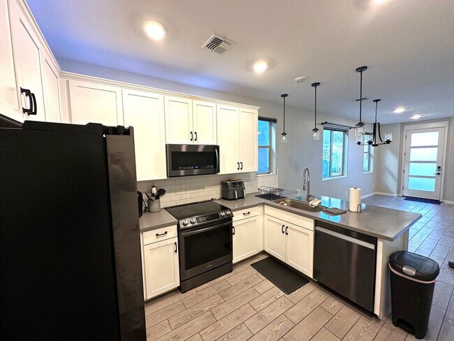 Building Photo - 4 bed 2.5 bath townhouse in The Crossings