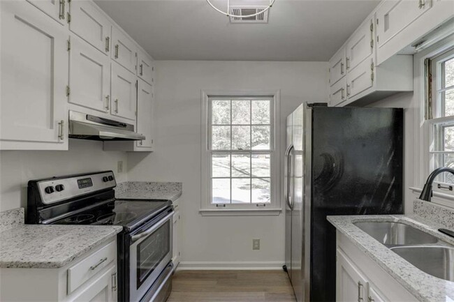 Building Photo - 1373 W Prospect Dr NE