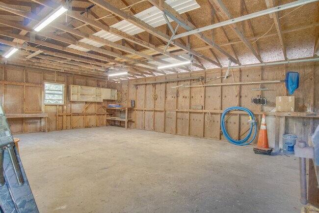 Building Photo - Completely Remodeled 3BR Home on Nearly an Acre with In-Ground Pool, Pool Service Included & Huge...
